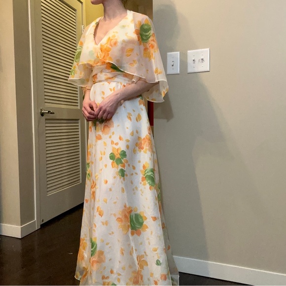 Authentic vintage 1970's Lorrie Deb gown with cape - Picture 6 of 17